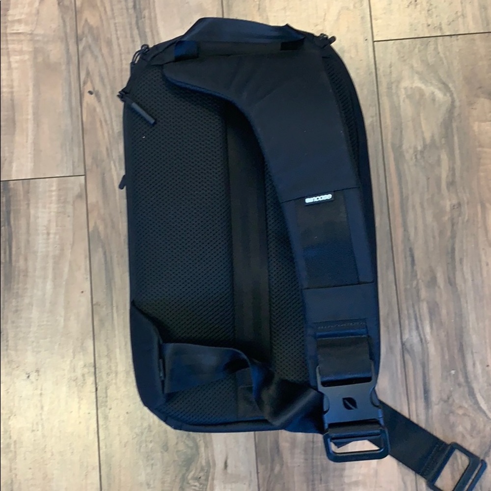 COPY - Incase Capture Sling Pack - Picture 2 of 3
